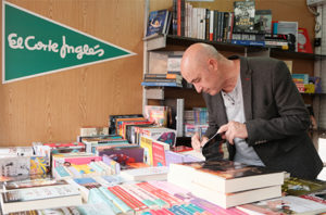 Benito González firmando libros